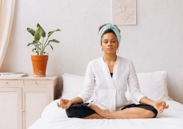 how to meditate in bed?